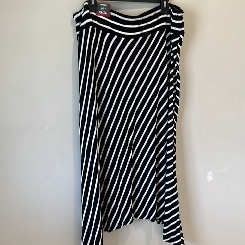 The Avenue long skirt w/ drawstring waist NWT size 18/20 - Picture 3 of 10
